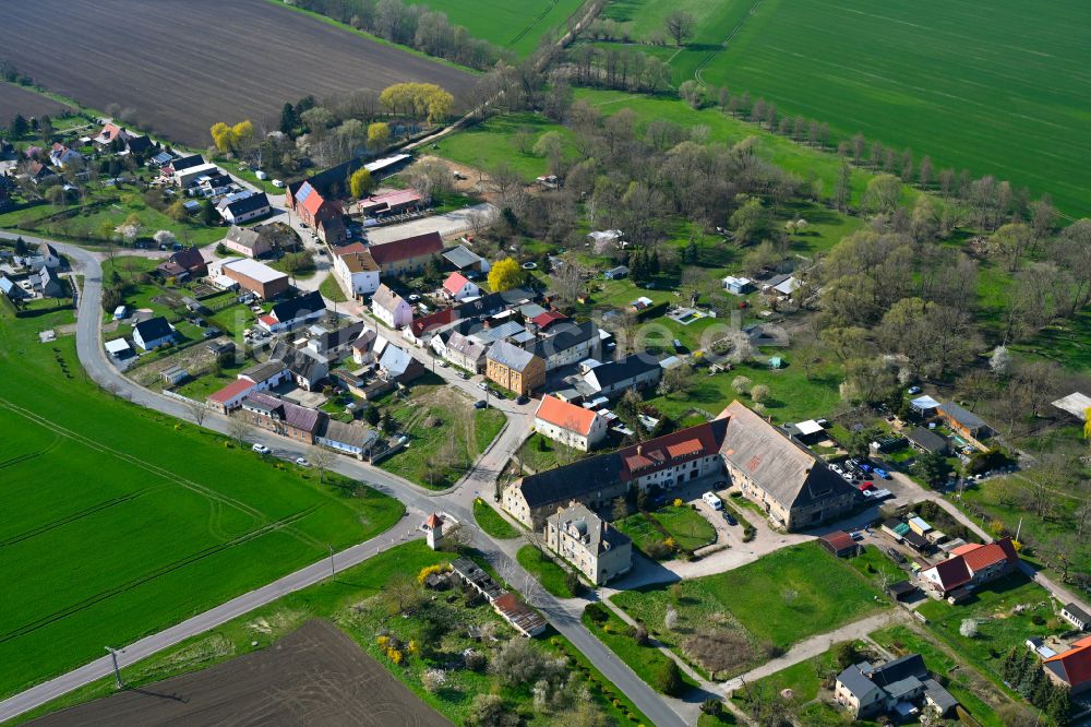 Luftaufnahme Löbersdorf - Dorfkern am Feldrand in Löbersdorf im Bundesland Sachsen-Anhalt, Deutschland