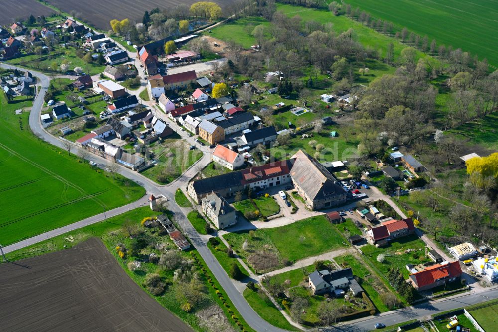 Löbersdorf von oben - Dorfkern am Feldrand in Löbersdorf im Bundesland Sachsen-Anhalt, Deutschland