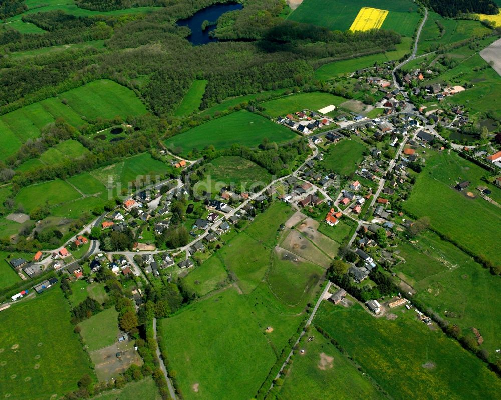 Luftaufnahme Lehmrade - Dorfkern am Feldrand in Lehmrade im Bundesland Schleswig-Holstein, Deutschland