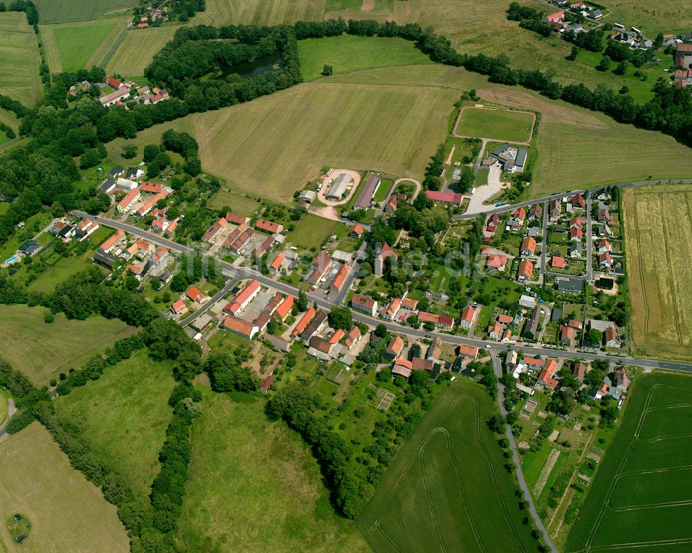 Lenz aus der Vogelperspektive: Dorfkern am Feldrand in Lenz im Bundesland Sachsen, Deutschland