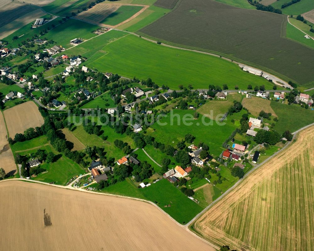 Leubsdorf aus der Vogelperspektive: Dorfkern am Feldrand in Leubsdorf im Bundesland Sachsen, Deutschland