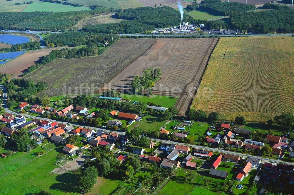 Liebenthal aus der Vogelperspektive: Dorfkern am Feldrand in Liebenthal im Bundesland Brandenburg, Deutschland