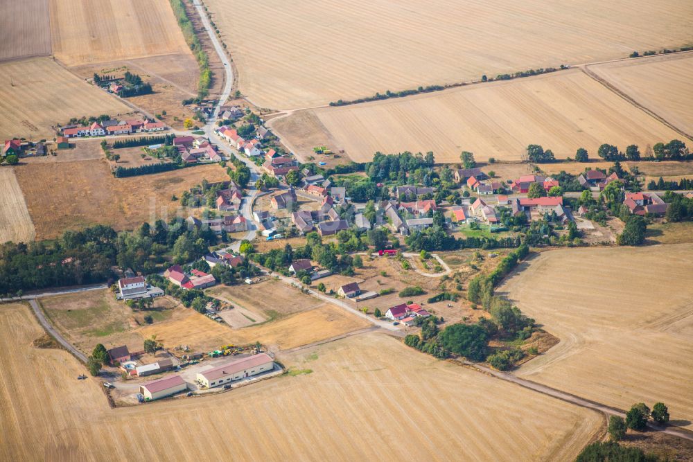 Lindow aus der Vogelperspektive: Dorfkern am Feldrand in Lindow im Bundesland Brandenburg, Deutschland