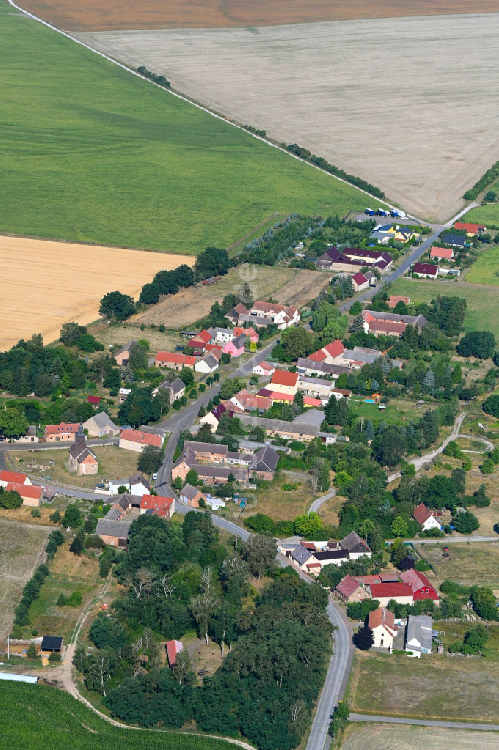 Luftaufnahme Lindow - Dorfkern am Feldrand in Lindow im Bundesland Brandenburg, Deutschland