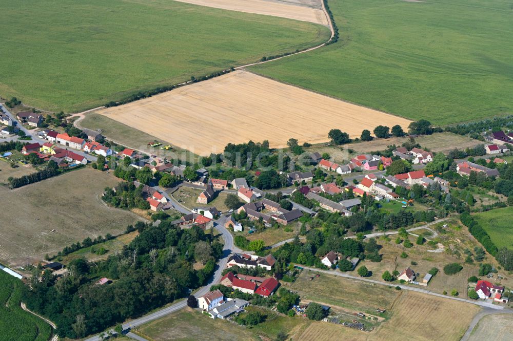Lindow von oben - Dorfkern am Feldrand in Lindow im Bundesland Brandenburg, Deutschland