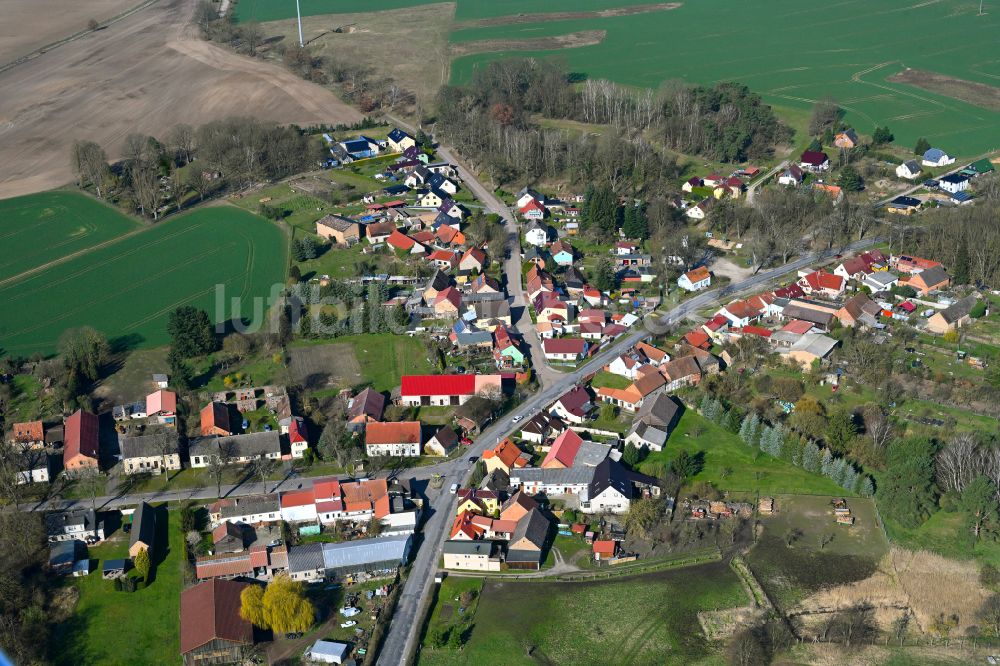 Luftaufnahme Linow - Dorfkern am Feldrand in Linow im Bundesland Brandenburg, Deutschland