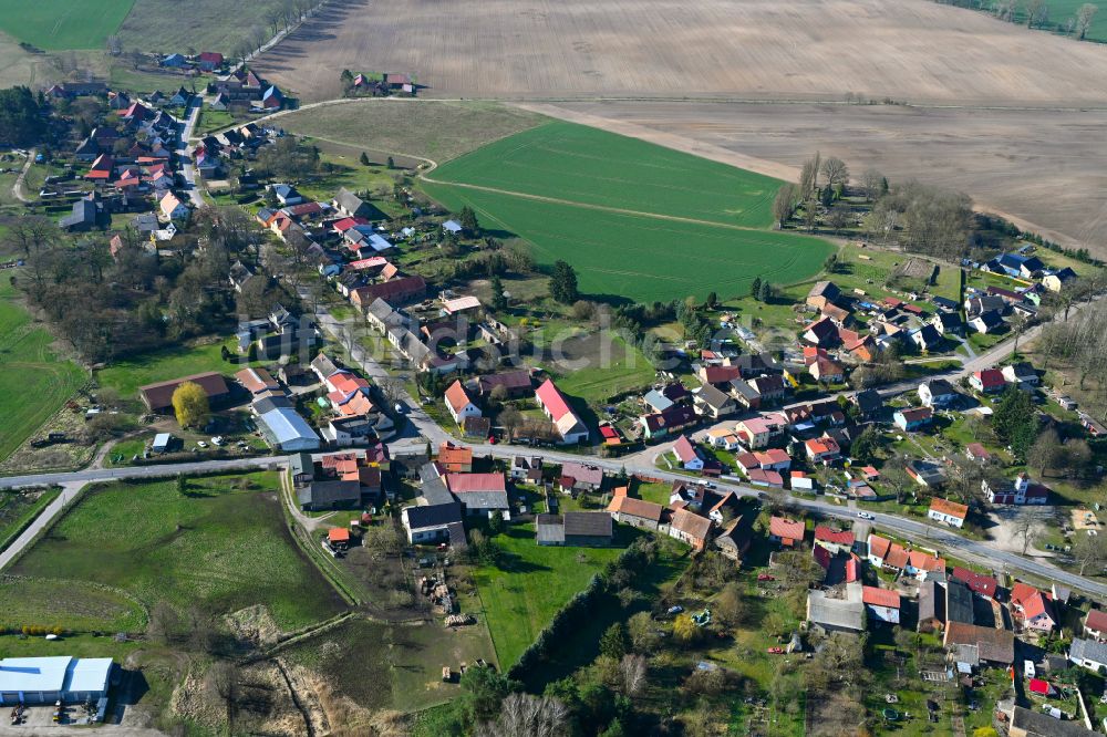 Linow von oben - Dorfkern am Feldrand in Linow im Bundesland Brandenburg, Deutschland