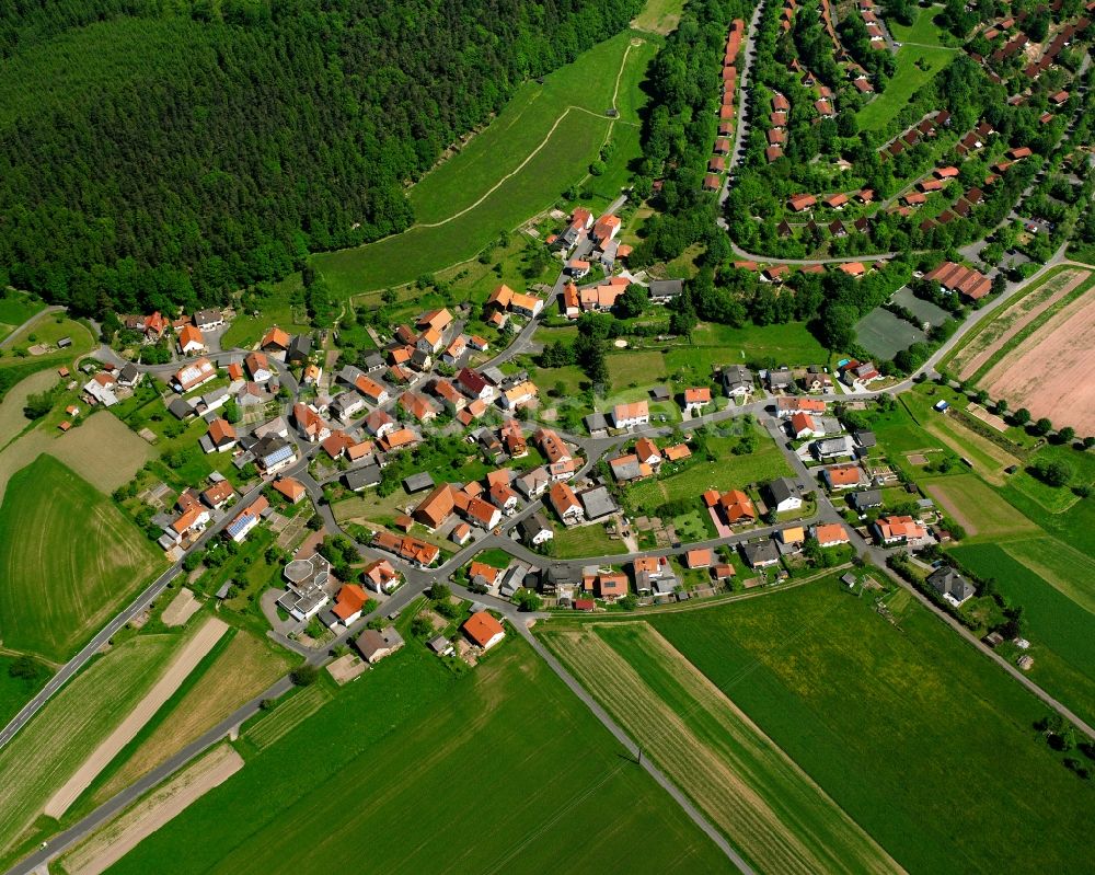Machtlos von oben - Dorfkern am Feldrand in Machtlos im Bundesland Hessen, Deutschland