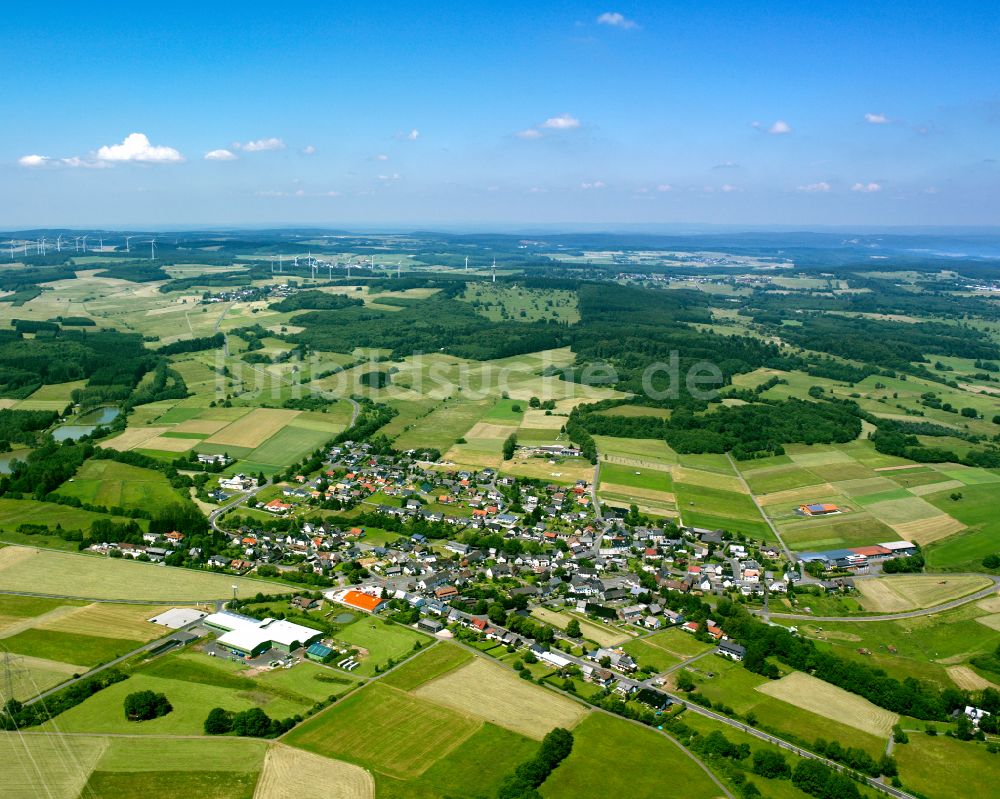 Mademühlen von oben - Dorfkern am Feldrand in Mademühlen im Bundesland Hessen, Deutschland