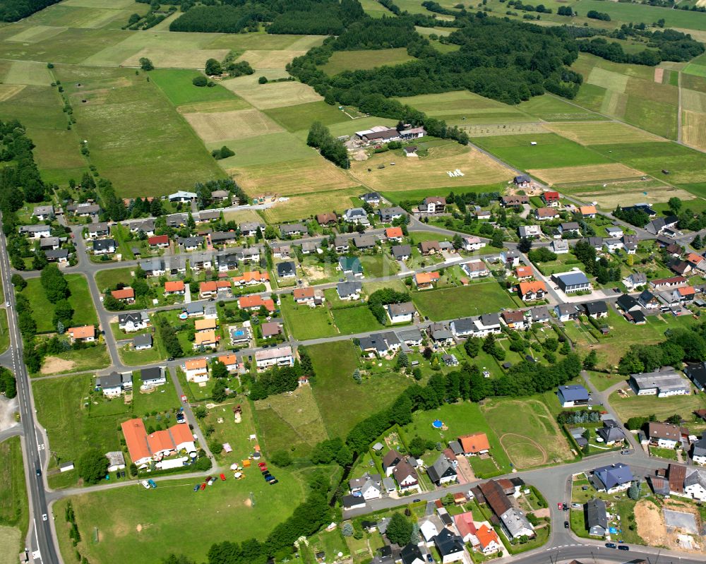 Luftaufnahme Mademühlen - Dorfkern am Feldrand in Mademühlen im Bundesland Hessen, Deutschland