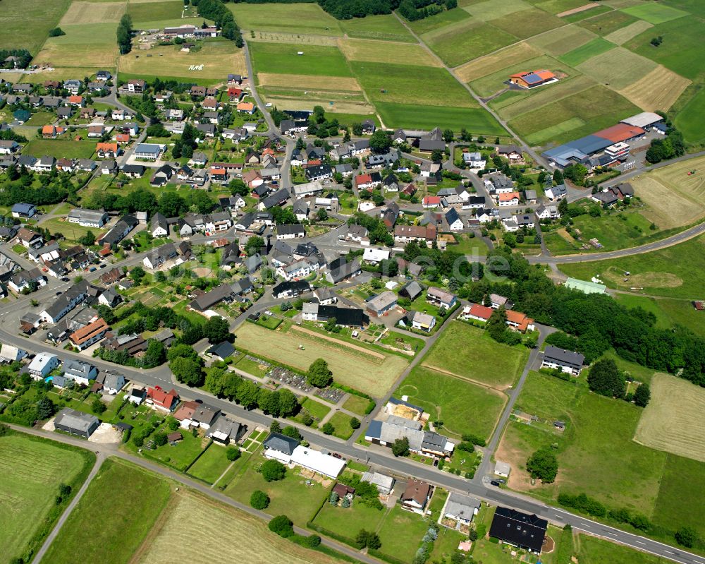 Mademühlen aus der Vogelperspektive: Dorfkern am Feldrand in Mademühlen im Bundesland Hessen, Deutschland