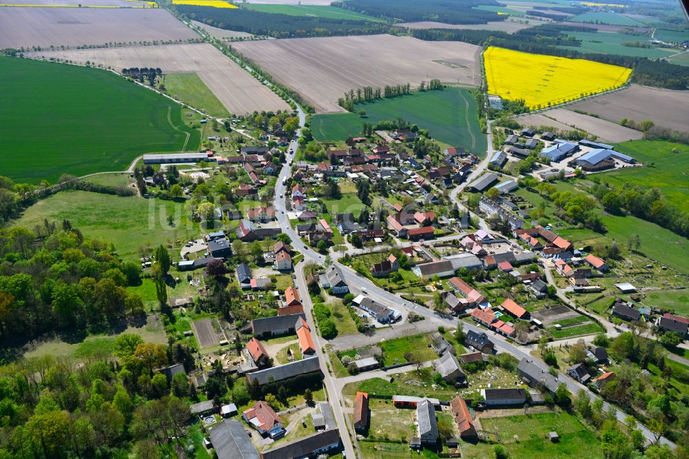 Luftaufnahme Mahlsdorf - Dorfkern am Feldrand in Mahlsdorf im Bundesland Sachsen-Anhalt, Deutschland