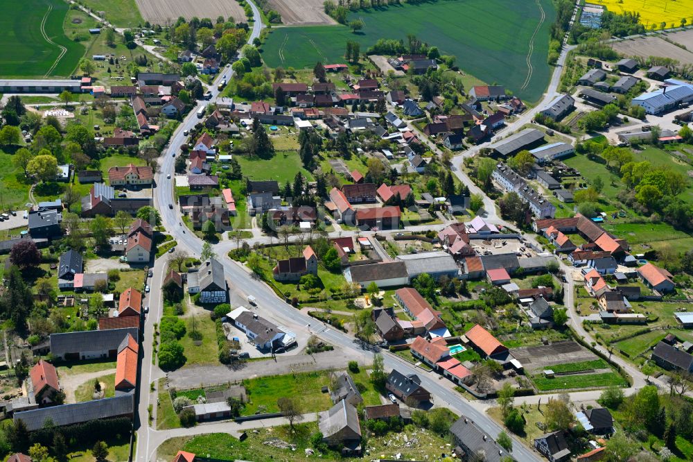 Mahlsdorf aus der Vogelperspektive: Dorfkern am Feldrand in Mahlsdorf im Bundesland Sachsen-Anhalt, Deutschland