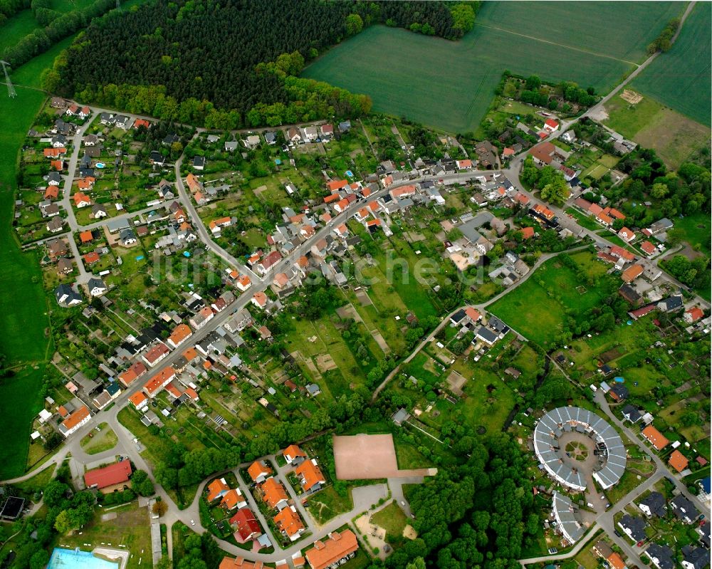 Meinsdorf von oben - Dorfkern am Feldrand in Meinsdorf im Bundesland Sachsen-Anhalt, Deutschland