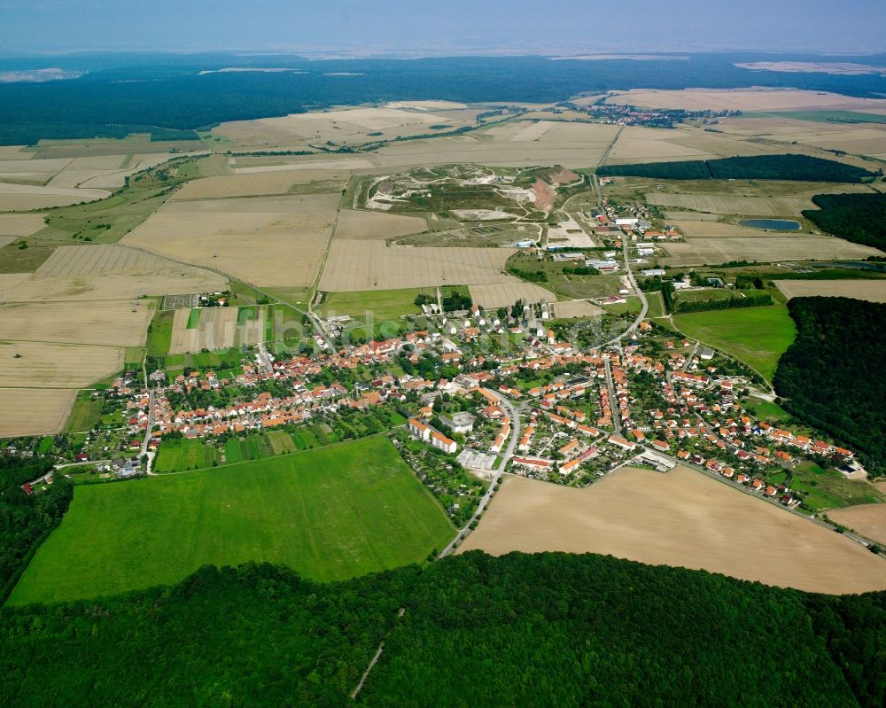 Menteroda von oben - Dorfkern am Feldrand in Menteroda im Bundesland Thüringen, Deutschland