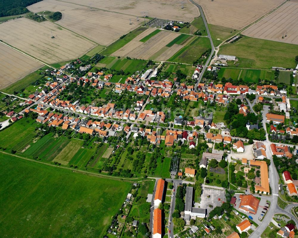 Luftaufnahme Menteroda - Dorfkern am Feldrand in Menteroda im Bundesland Thüringen, Deutschland