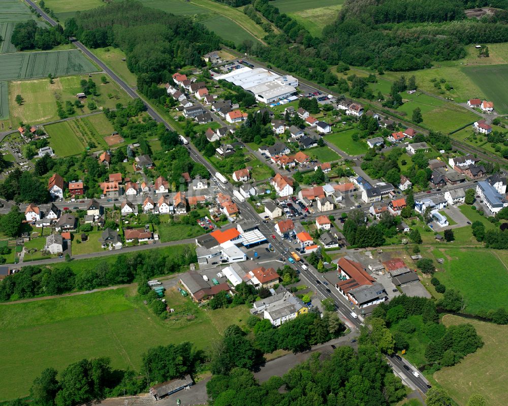 Merlau aus der Vogelperspektive: Dorfkern am Feldrand in Merlau im Bundesland Hessen, Deutschland