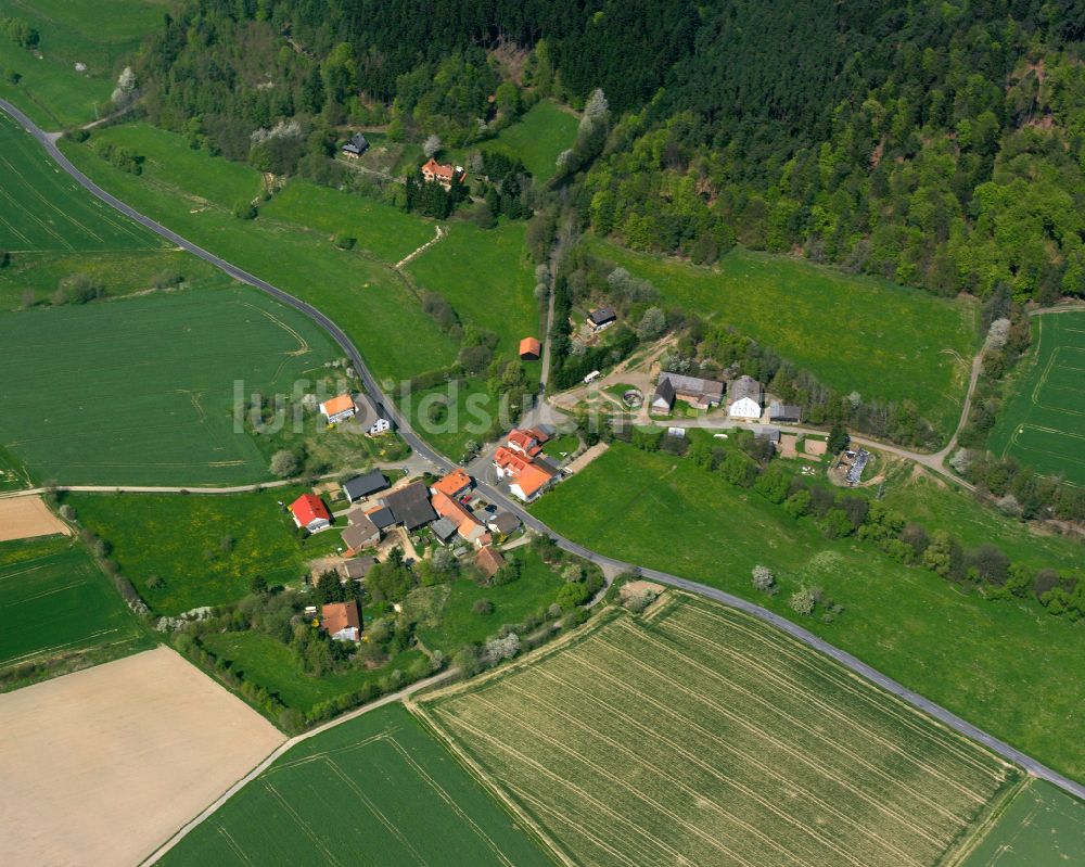 Merlos von oben - Dorfkern am Feldrand in Merlos im Bundesland Hessen, Deutschland