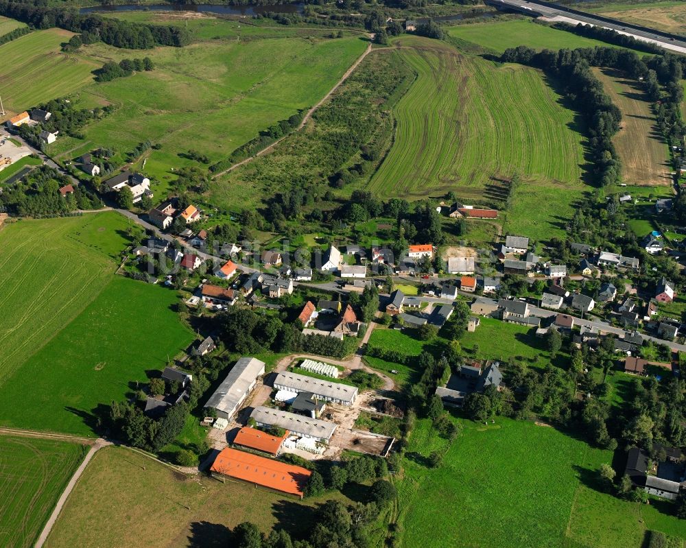 Merzdorf aus der Vogelperspektive: Dorfkern am Feldrand in Merzdorf im Bundesland Sachsen, Deutschland