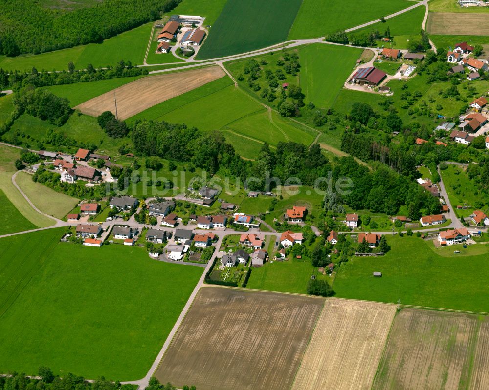 Mettenberg aus der Vogelperspektive: Dorfkern am Feldrand in Mettenberg im Bundesland Baden-Württemberg, Deutschland