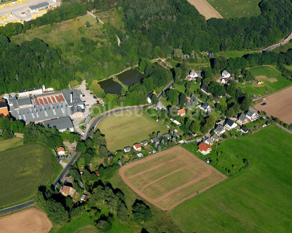 Mühlbach aus der Vogelperspektive: Dorfkern am Feldrand in Mühlbach im Bundesland Sachsen, Deutschland