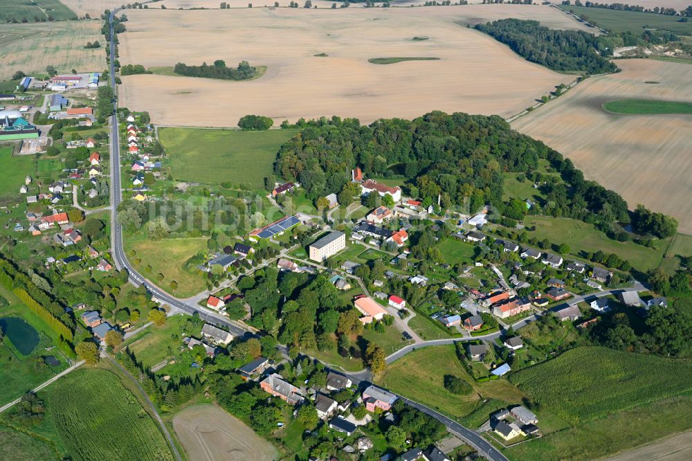 Luftbild Mildenitz - Dorfkern am Feldrand in Mildenitz im Bundesland Mecklenburg-Vorpommern, Deutschland
