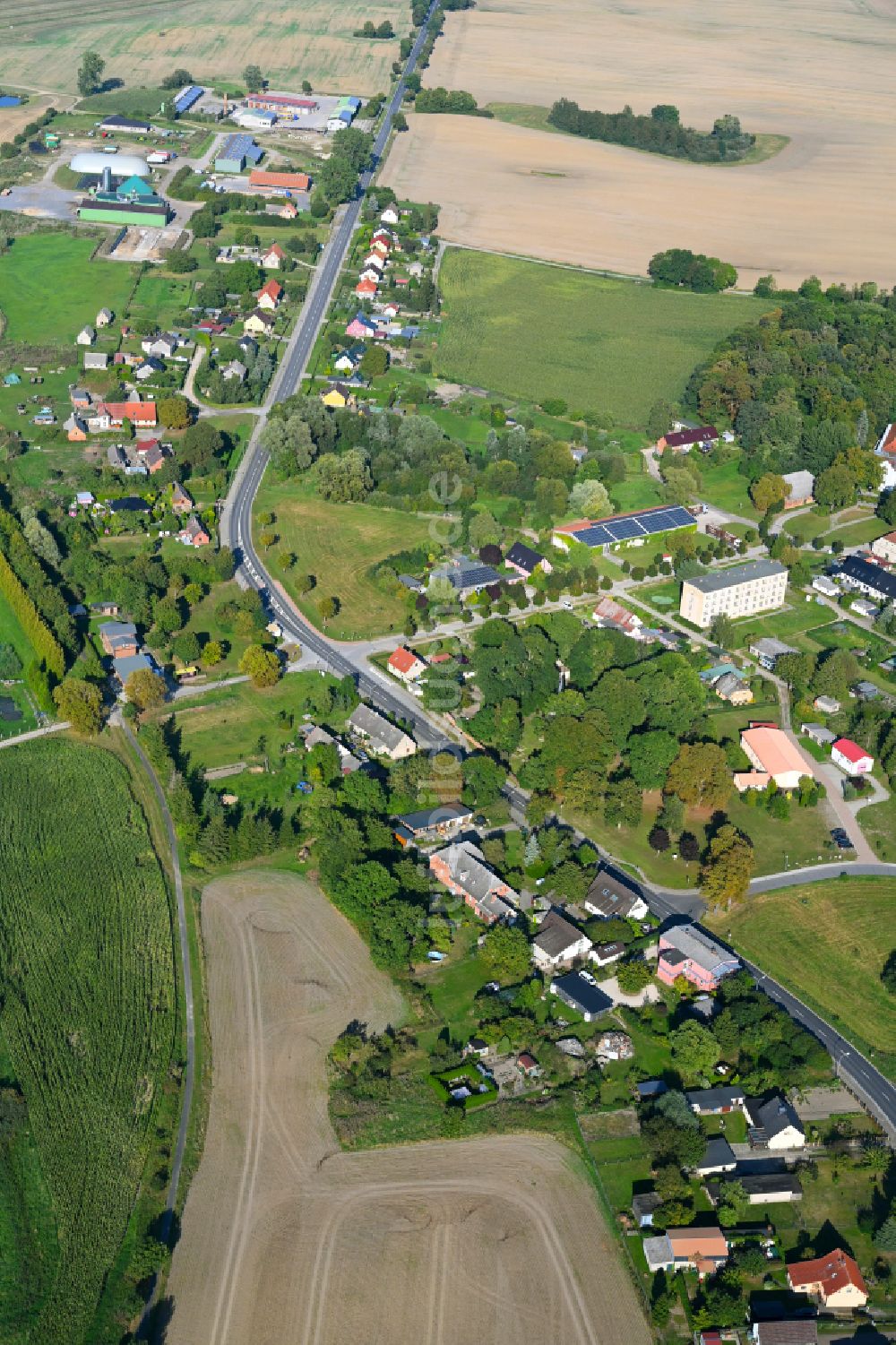 Luftaufnahme Mildenitz - Dorfkern am Feldrand in Mildenitz im Bundesland Mecklenburg-Vorpommern, Deutschland