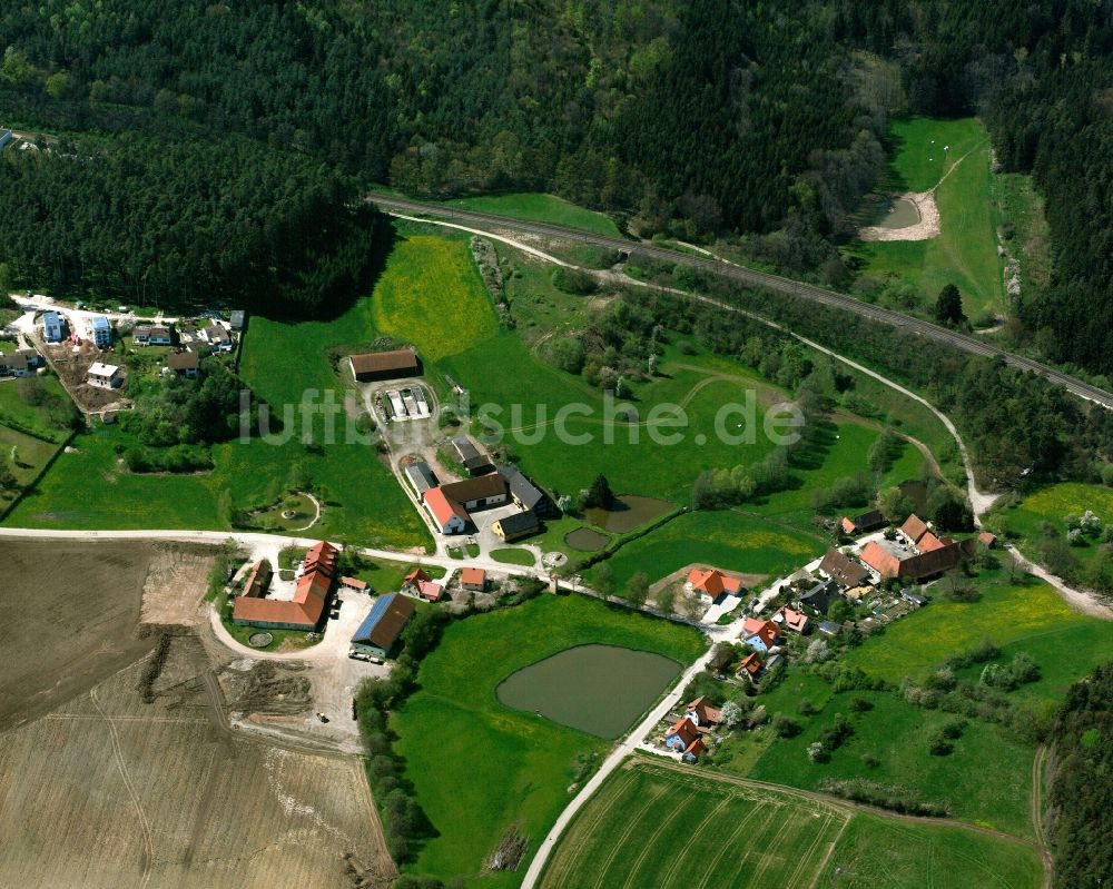 Milmersdorf aus der Vogelperspektive: Dorfkern am Feldrand in Milmersdorf im Bundesland Bayern, Deutschland