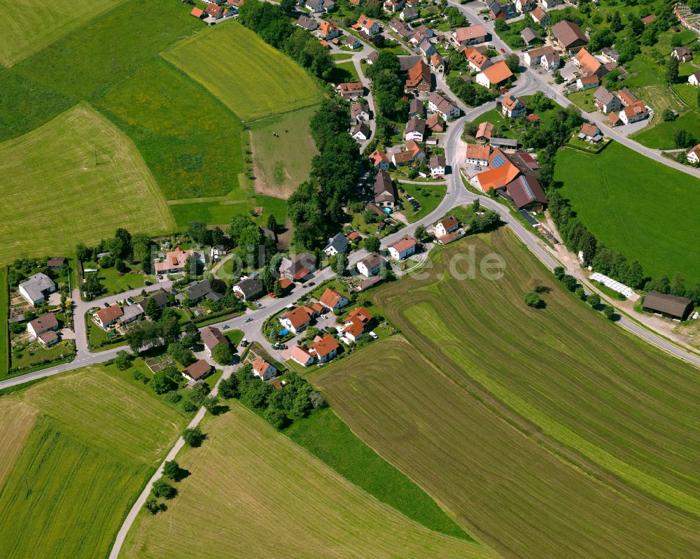 Mittelbuch von oben - Dorfkern am Feldrand in Mittelbuch im Bundesland Baden-Württemberg, Deutschland