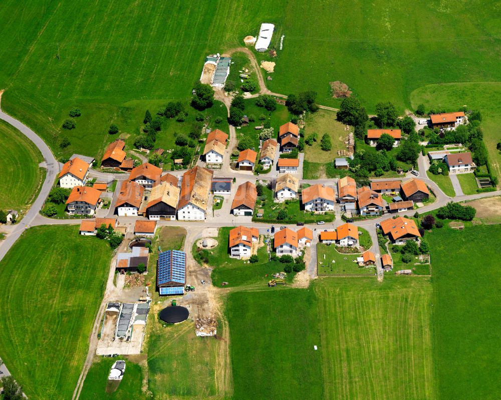 Mitterleinbach aus der Vogelperspektive: Dorfkern am Feldrand in Mitterleinbach im Bundesland Bayern, Deutschland