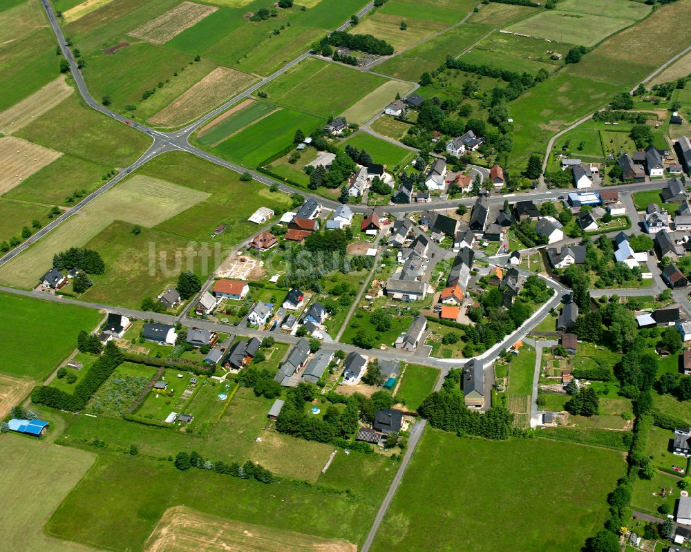 Münchhausen von oben - Dorfkern am Feldrand in Münchhausen im Bundesland Hessen, Deutschland