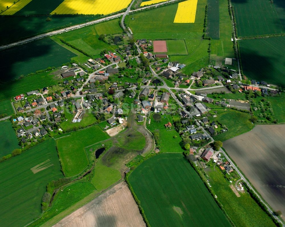 Luftbild Möhnsen - Dorfkern am Feldrand in Möhnsen im Bundesland Schleswig-Holstein, Deutschland
