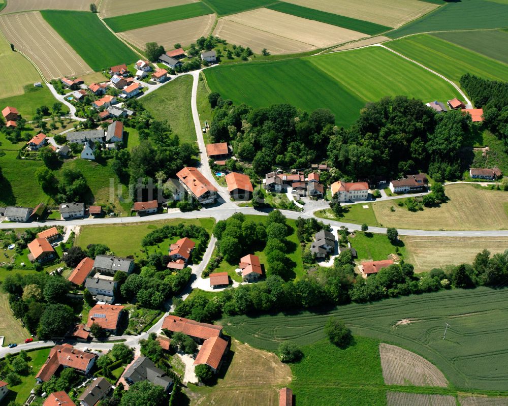 Luftbild Mörmoosen - Dorfkern am Feldrand in Mörmoosen im Bundesland Bayern, Deutschland