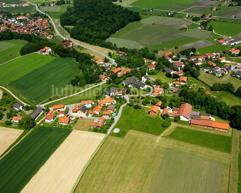 Mörmoosen von oben - Dorfkern am Feldrand in Mörmoosen im Bundesland Bayern, Deutschland