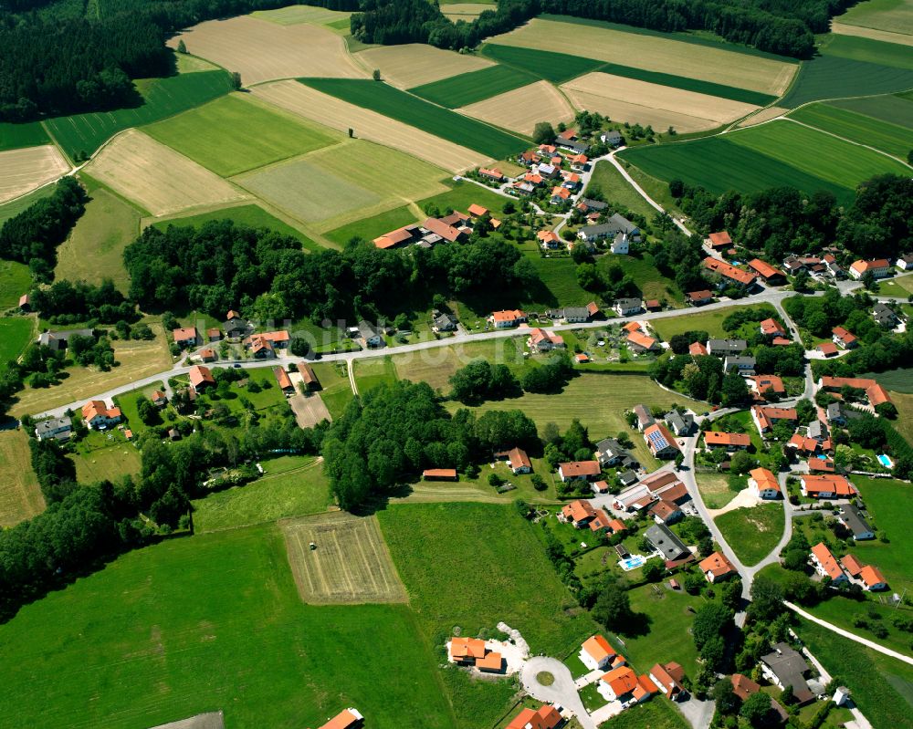 Mörmoosen aus der Vogelperspektive: Dorfkern am Feldrand in Mörmoosen im Bundesland Bayern, Deutschland