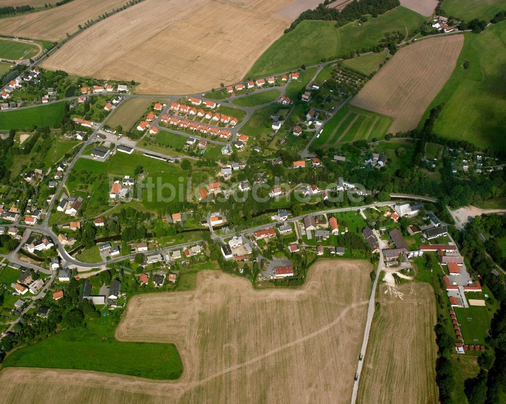 Naundorf aus der Vogelperspektive: Dorfkern am Feldrand in Naundorf im Bundesland Sachsen, Deutschland