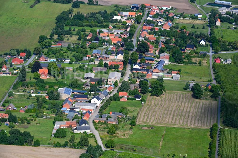 Nebelin von oben - Dorfkern am Feldrand in Nebelin im Bundesland Brandenburg, Deutschland