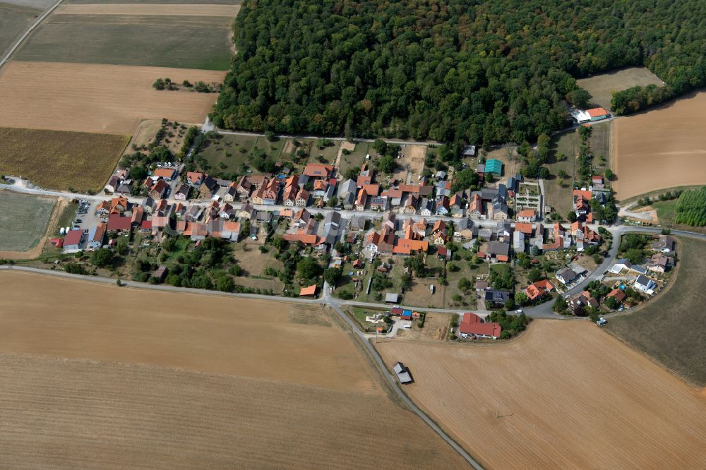 Neubessingen von oben - Dorfkern am Feldrand in Neubessingen im Bundesland Bayern, Deutschland