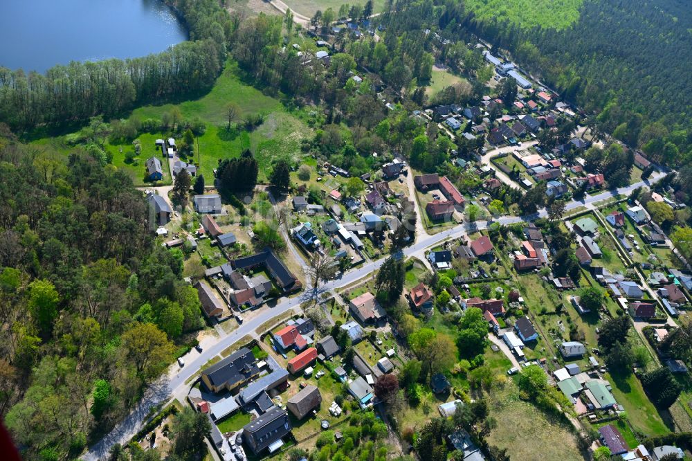 Neuendorf von oben - Dorfkern am Feldrand in Neuendorf im Bundesland Brandenburg, Deutschland
