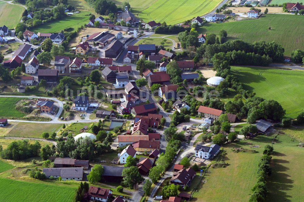 Neuhof aus der Vogelperspektive: Dorfkern am Feldrand in Neuhof im Bundesland Bayern, Deutschland