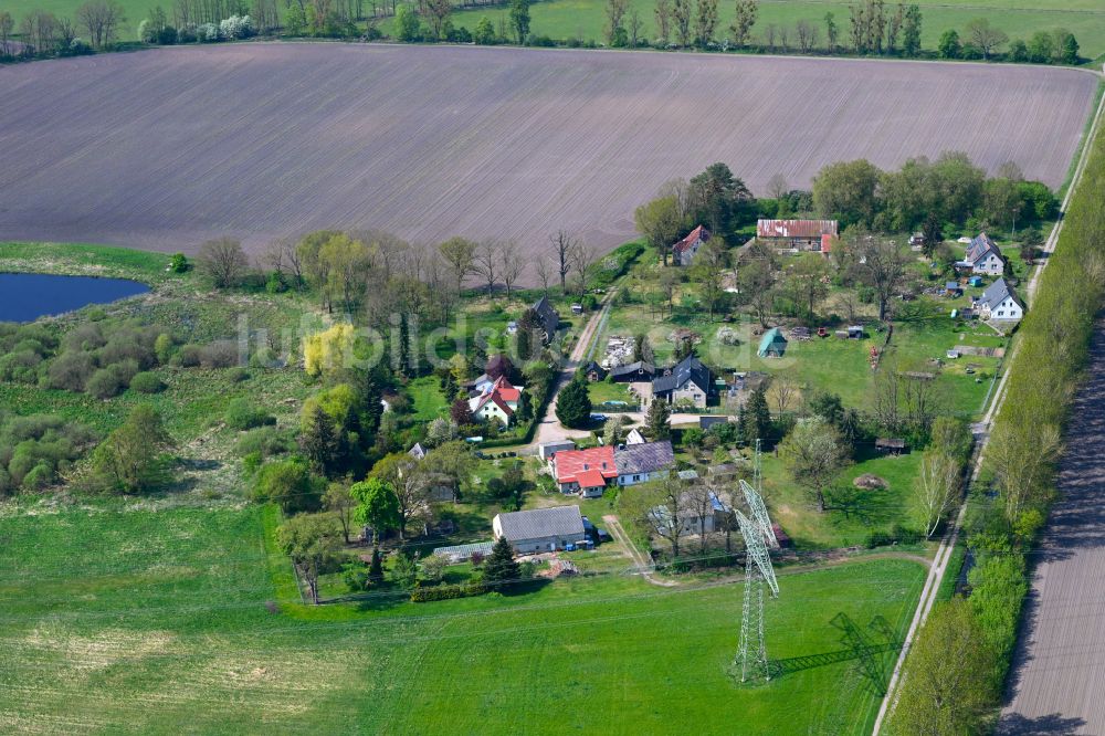 Neuholland aus der Vogelperspektive: Dorfkern am Feldrand in Neuholland im Bundesland Brandenburg, Deutschland