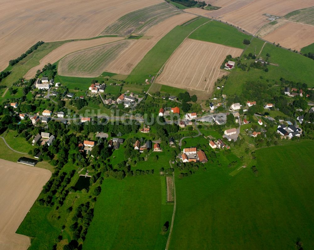 Neukirchen von oben - Dorfkern am Feldrand in Neukirchen im Bundesland Sachsen, Deutschland