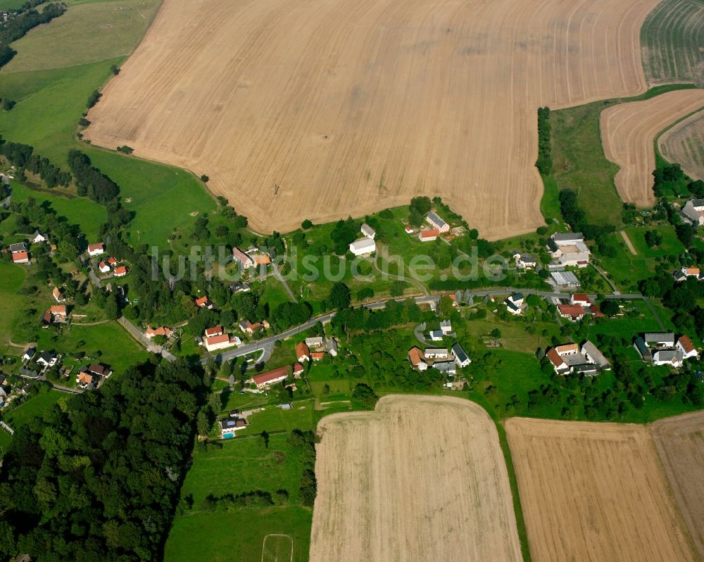 Neukirchen aus der Vogelperspektive: Dorfkern am Feldrand in Neukirchen im Bundesland Sachsen, Deutschland