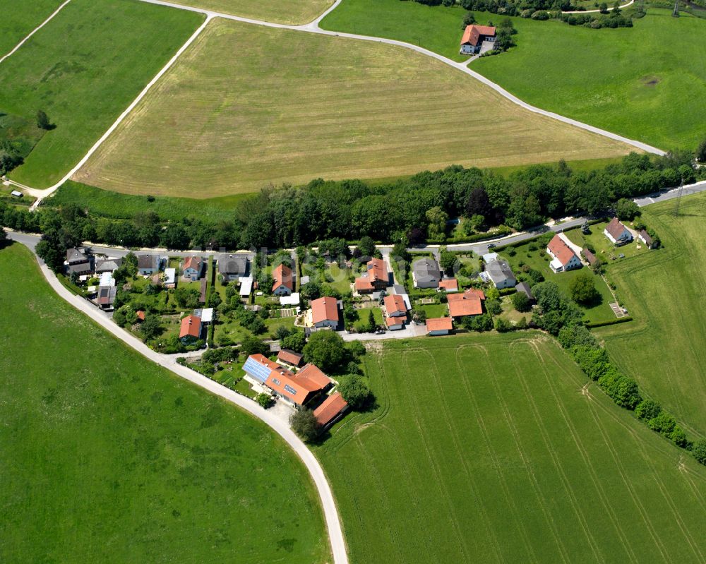 Neuötting von oben - Dorfkern am Feldrand in Neuötting im Bundesland Bayern, Deutschland
