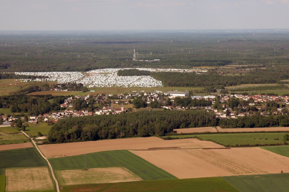 Nevoy von oben - Dorfkern am Feldrand in Nevoy in Centre-Val de Loire, Frankreich