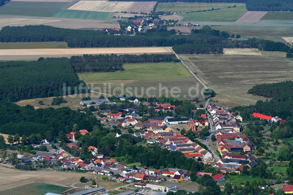 Nichel aus der Vogelperspektive: Dorfkern am Feldrand in Nichel im Bundesland Brandenburg, Deutschland