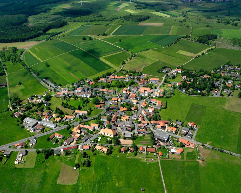 Nieder-Moos von oben - Dorfkern am Feldrand in Nieder-Moos im Bundesland Hessen, Deutschland