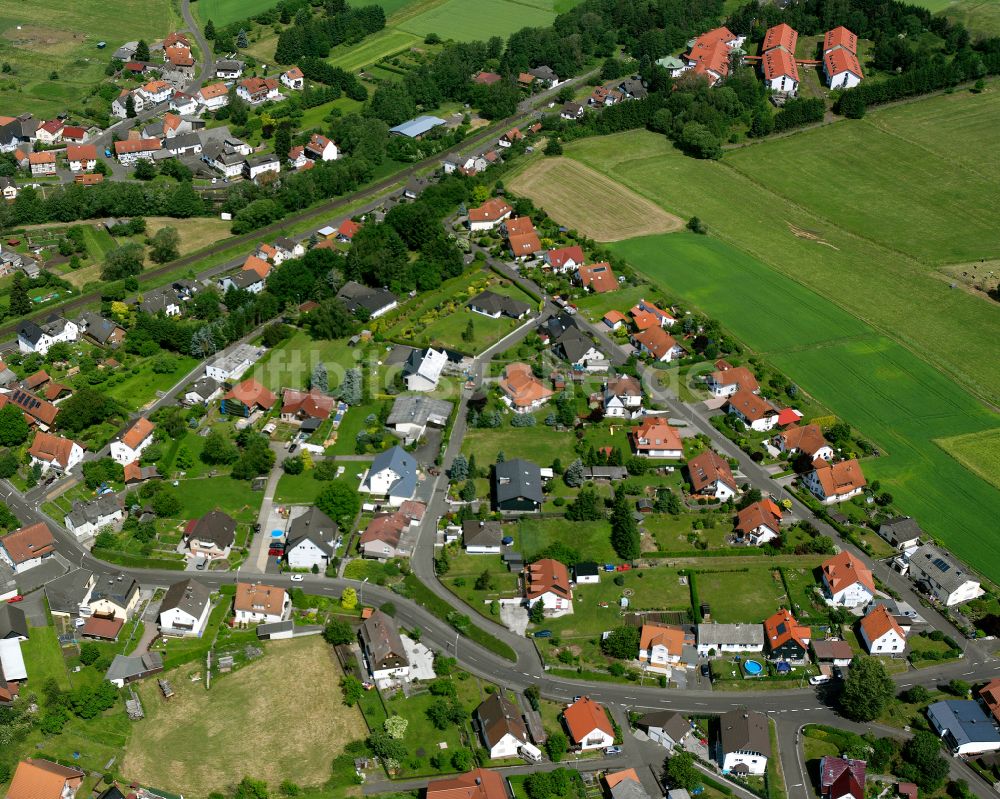 Luftaufnahme Nieder-Ohmen - Dorfkern am Feldrand in Nieder-Ohmen im Bundesland Hessen, Deutschland
