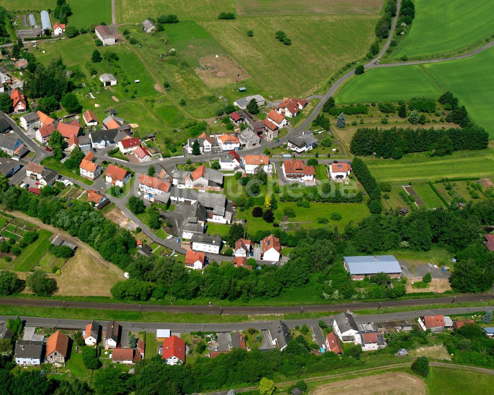 Luftbild Nieder-Ohmen - Dorfkern am Feldrand in Nieder-Ohmen im Bundesland Hessen, Deutschland