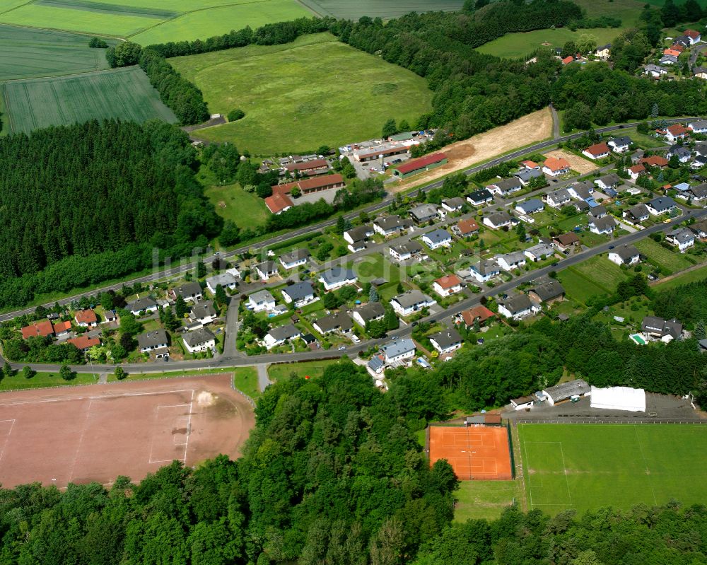 Nieder-Ohmen von oben - Dorfkern am Feldrand in Nieder-Ohmen im Bundesland Hessen, Deutschland